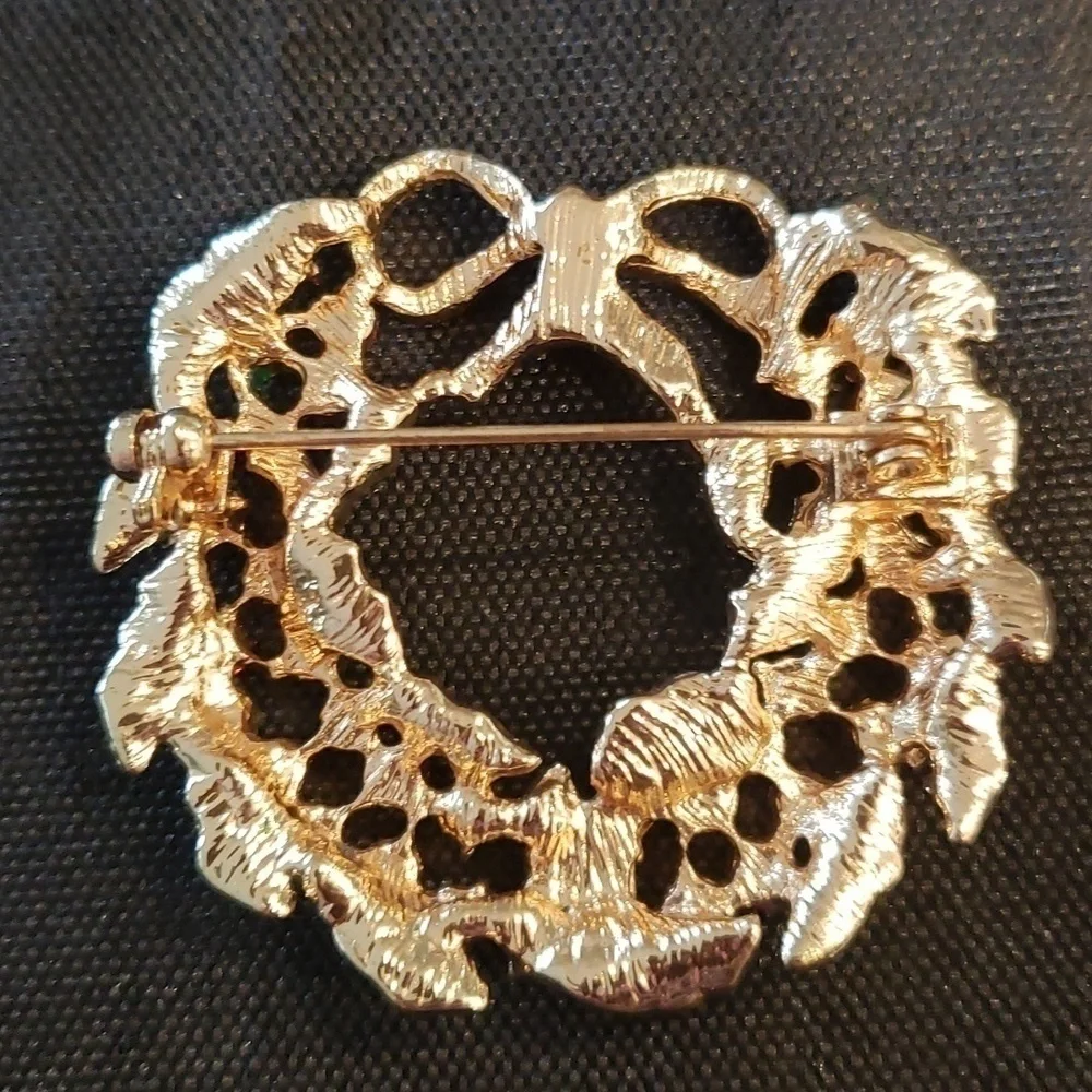 Vintage Christmas wreath brooch